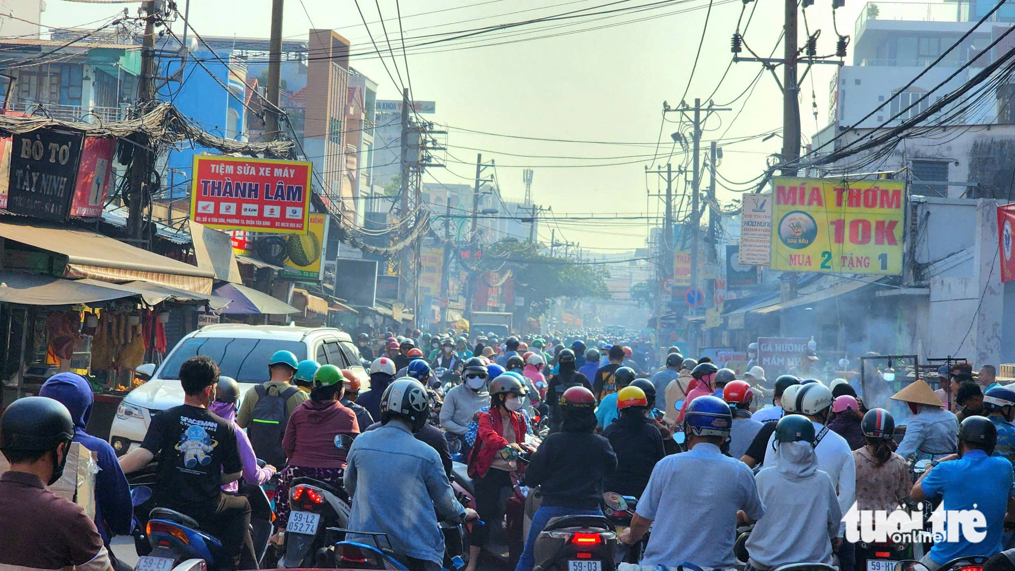 Bán hết 200 tờ, người bán vé số dạo đi mua con cá lóc cúng vía Thần Tài - Ảnh 1.