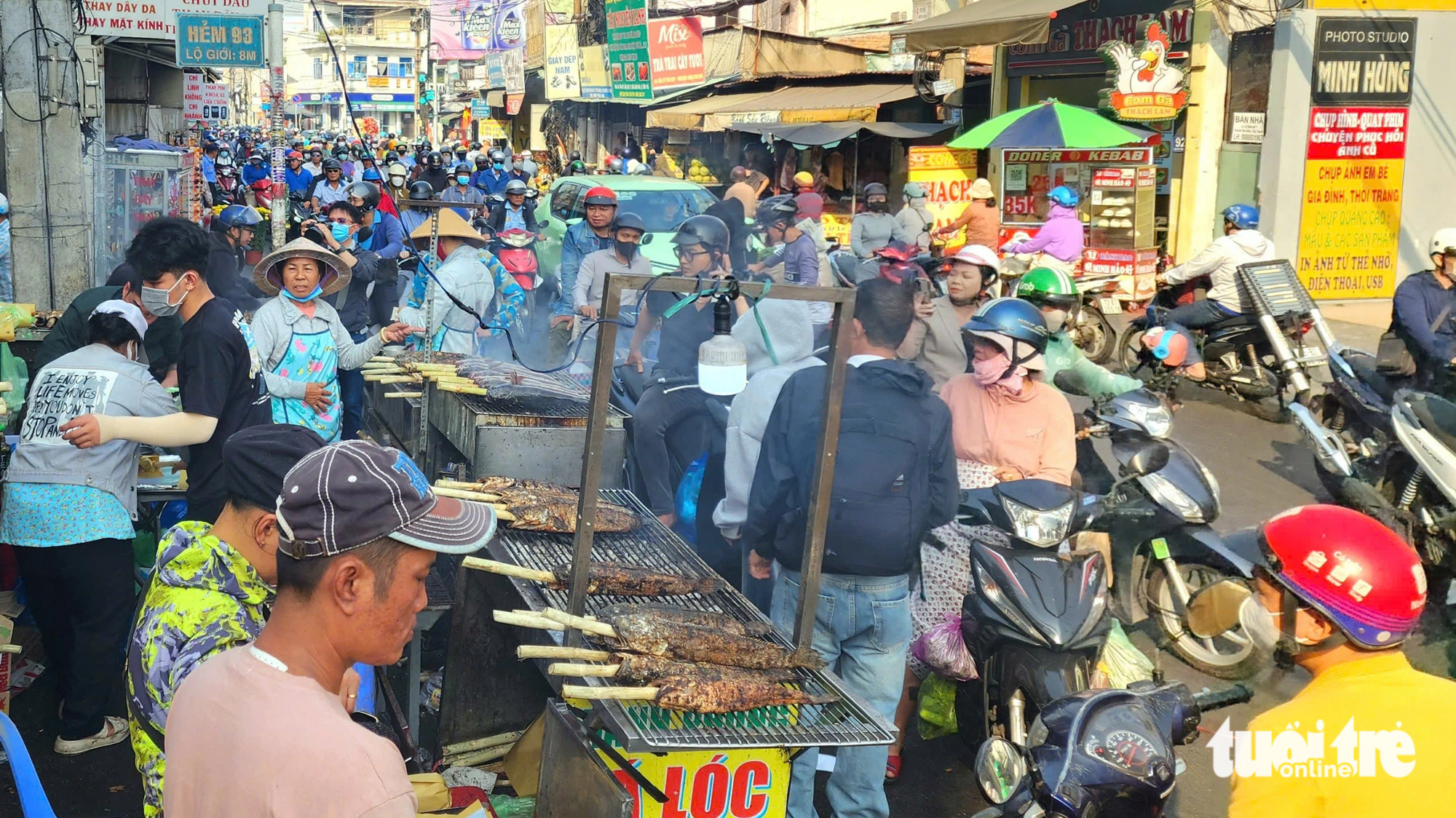 Cụ bà bán vé số dạo: 'Vừa bán hết 200 tờ, tôi liền đi mua cá về cúng vía Thần Tài' - Ảnh 6.