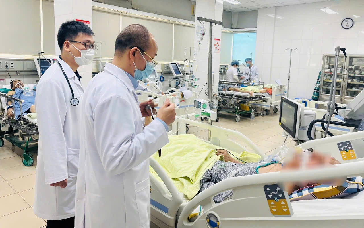 Biến chứng mắc cúm A, bé trai 7 tháng tuổi suy hô hấp cấp tiến triển nguy hiểm - Ảnh 2.