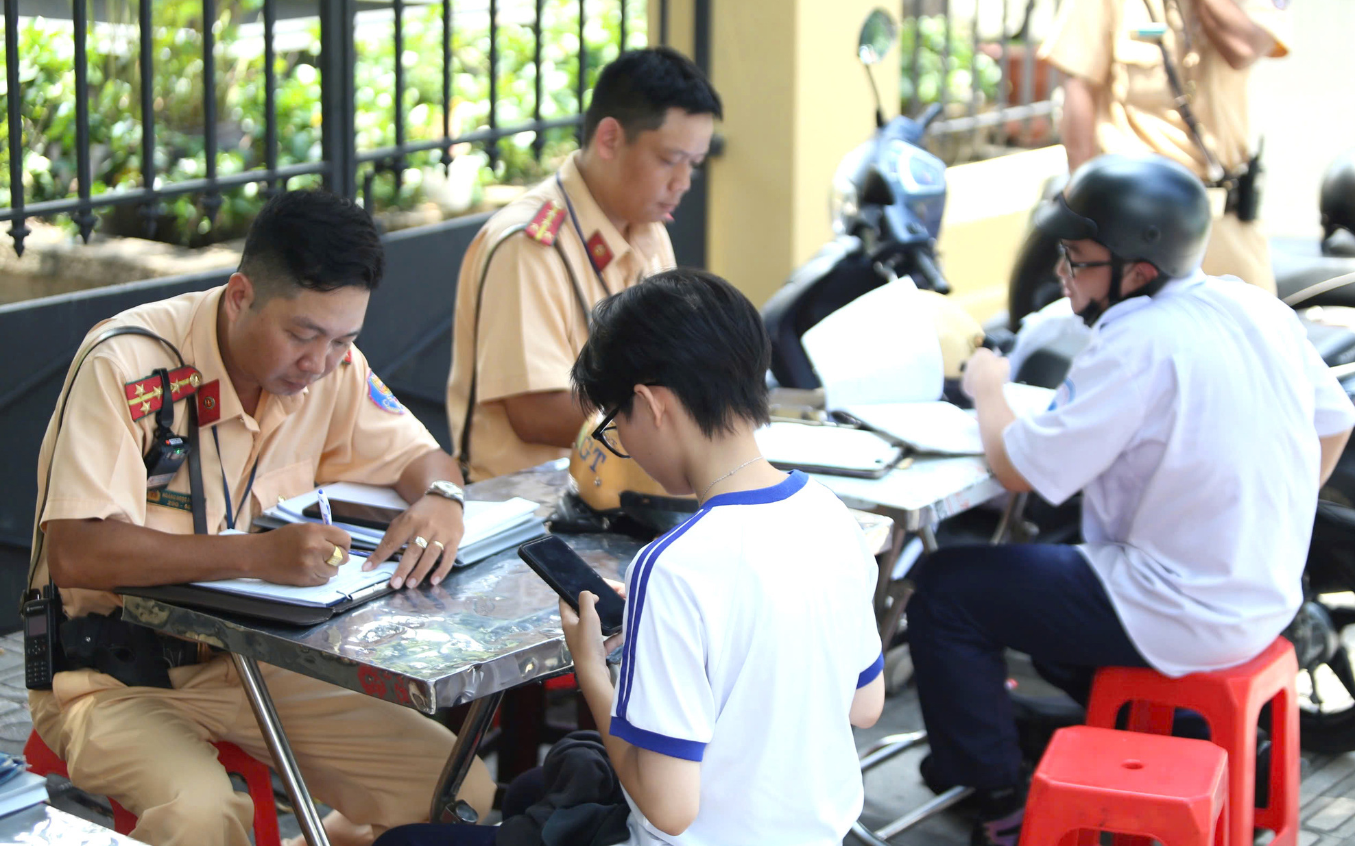 Hà Nội nên cân nhắc đề xuất tăng nặng mức xử phạt vi phạm giao thông - Ảnh 3.