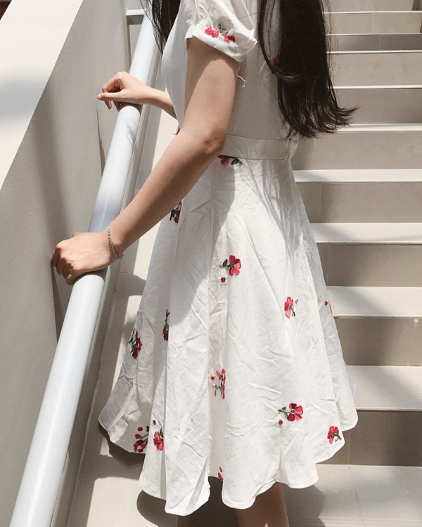 10 mẫu váy họa tiết hoa cúc cho mùa hè mát mẻ
