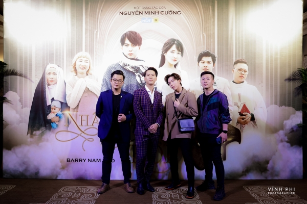 Nhạc sĩ Nguyễn Minh Cường (bìa trái) và Barry Nam Bảo (áo xanh, giữa) trong buổi ra mắt MV.