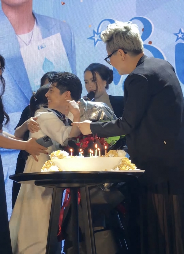 Ca sĩ Thanh Thảo hạnh phúc khi được bạn trai tổ chức sinh nhật sớm