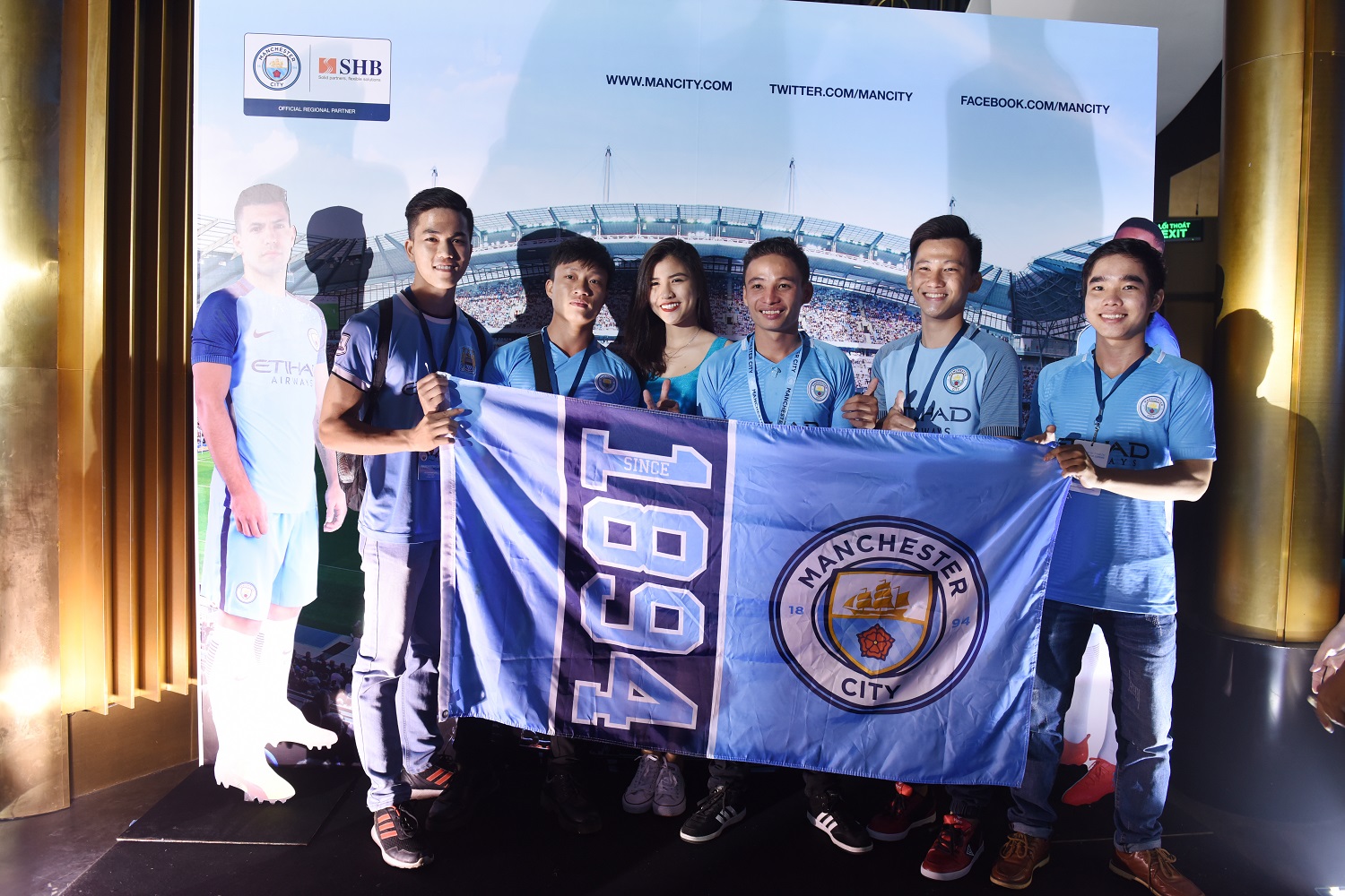 Fan Manchester City tại TP.HCM đã có một đêm trọn niềm vui cùng đội