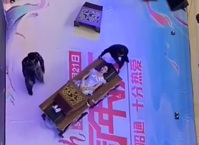 Những màn ảo thuật bị lật tẩy bởi góc quay trên cao - Ảnh 7. Những màn ảo thuật bị lật tẩy bởi góc quay trên cao - Ảnh 7.