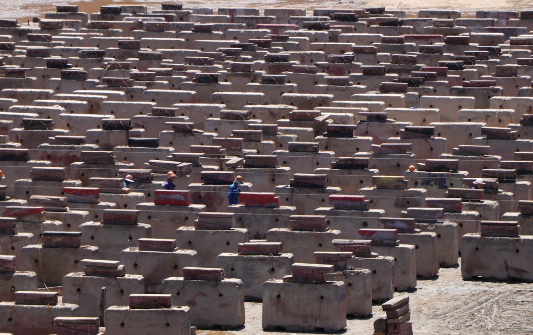 Cận cảnh lai dắt tàu khủng to hơn tàu sân bay vào bờ ở Dung Quất - Ảnh 10.