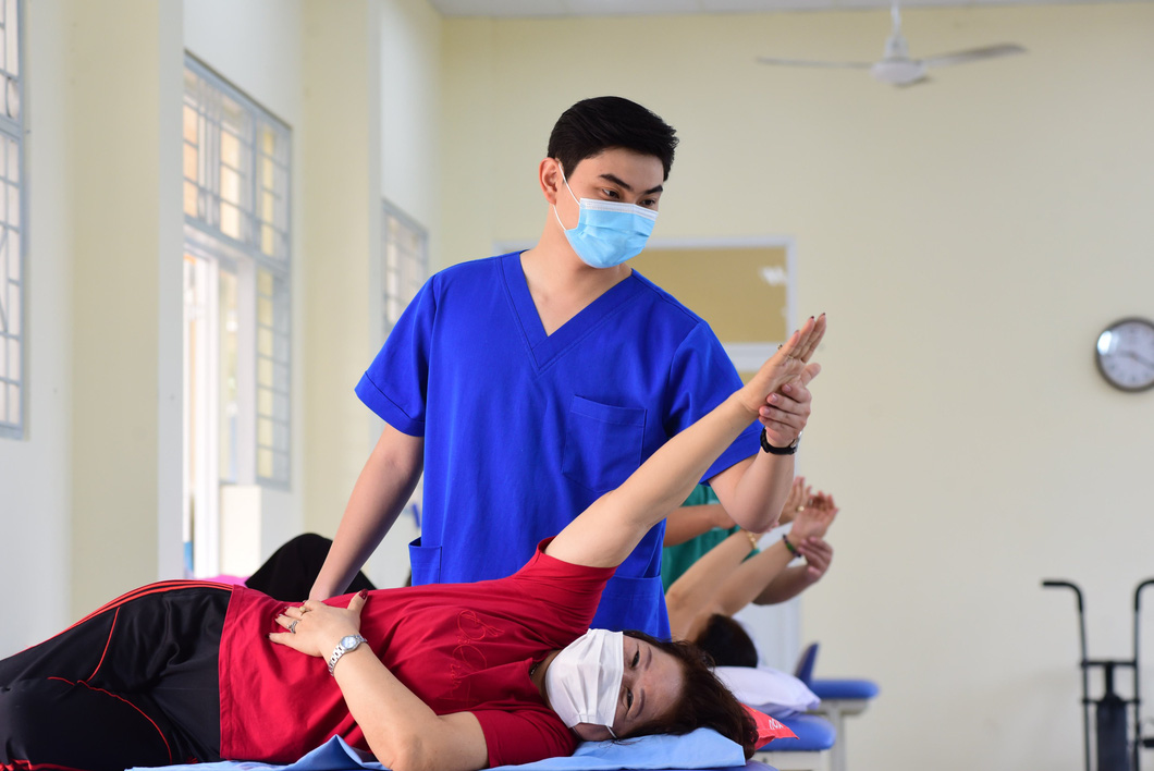 Hướng dẫn tập phục hồi chức năng tại Bệnh viện Lê Văn Thịnh - Ảnh: DUYÊN PHAN