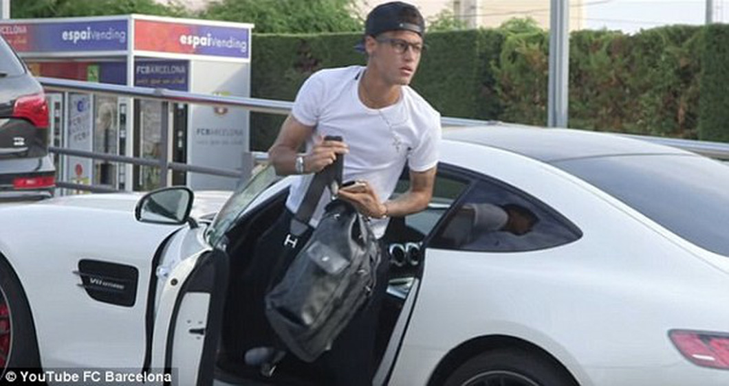 What does Neymar's private car collection have: Weak in the car segment, but not lacking in planes and yachts - Photo 4.