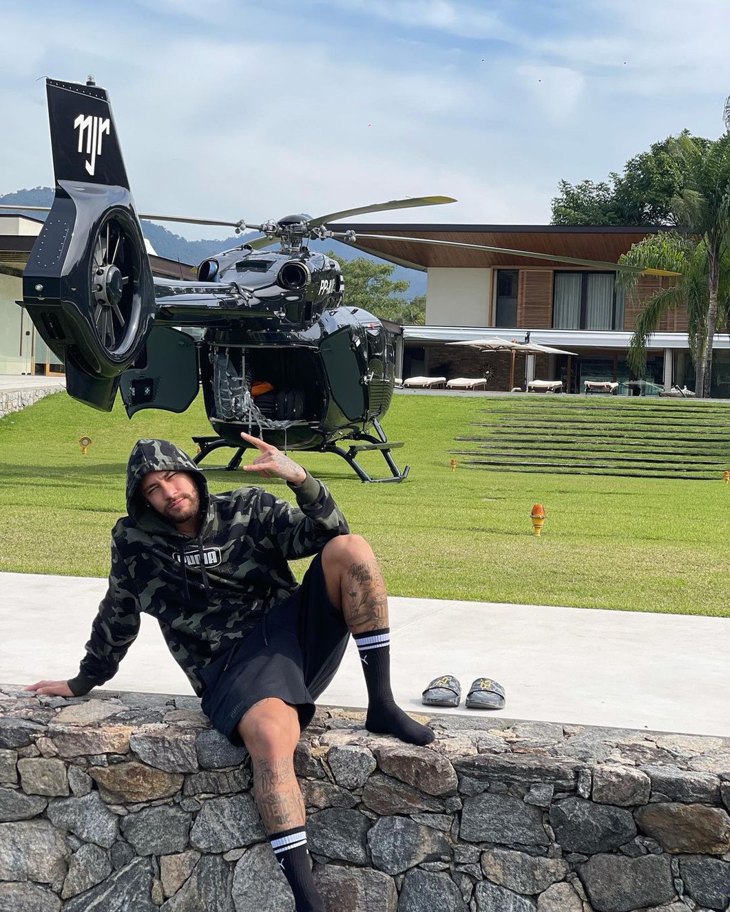 What does Neymar's private car collection have: Weak in the car segment, but not lacking in planes and yachts - Photo 2.