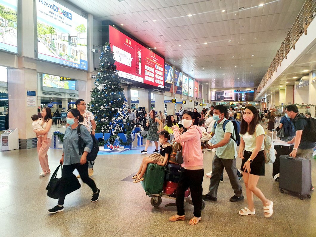 Sân bay Tân Sơn Nhất luôn quá tải mùa cao điểm - Ảnh: CÔNG TRUNG