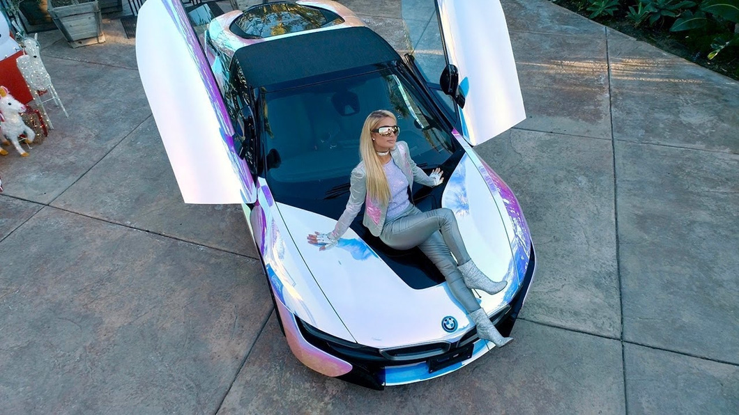 Bên trong Ƅộ sưu tập xe Paris Hilton: Từ BMW i8 Roadster lộng lẫy đến Bentley Continental GT hồng - Ảnh 2.