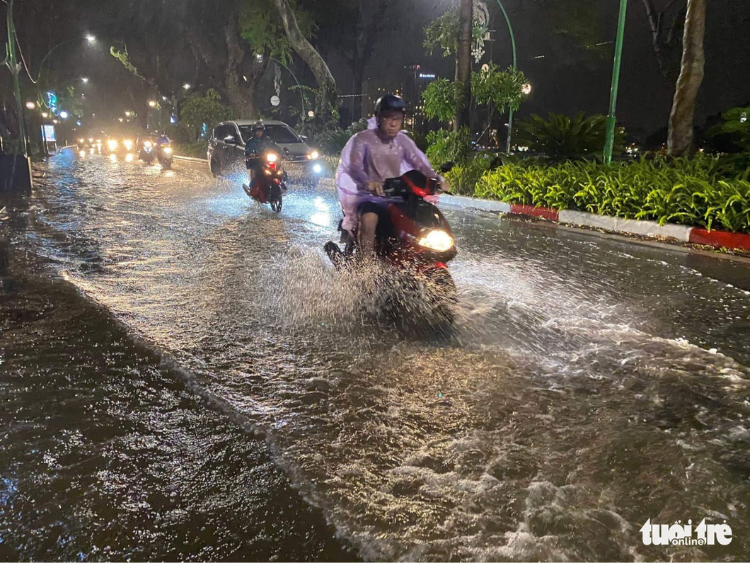 Hà Nội mưa chưa đầy 1 giờ, nhiều tuyến phố thành sông, nước tràn vào nhà dân - Ảnh 10.