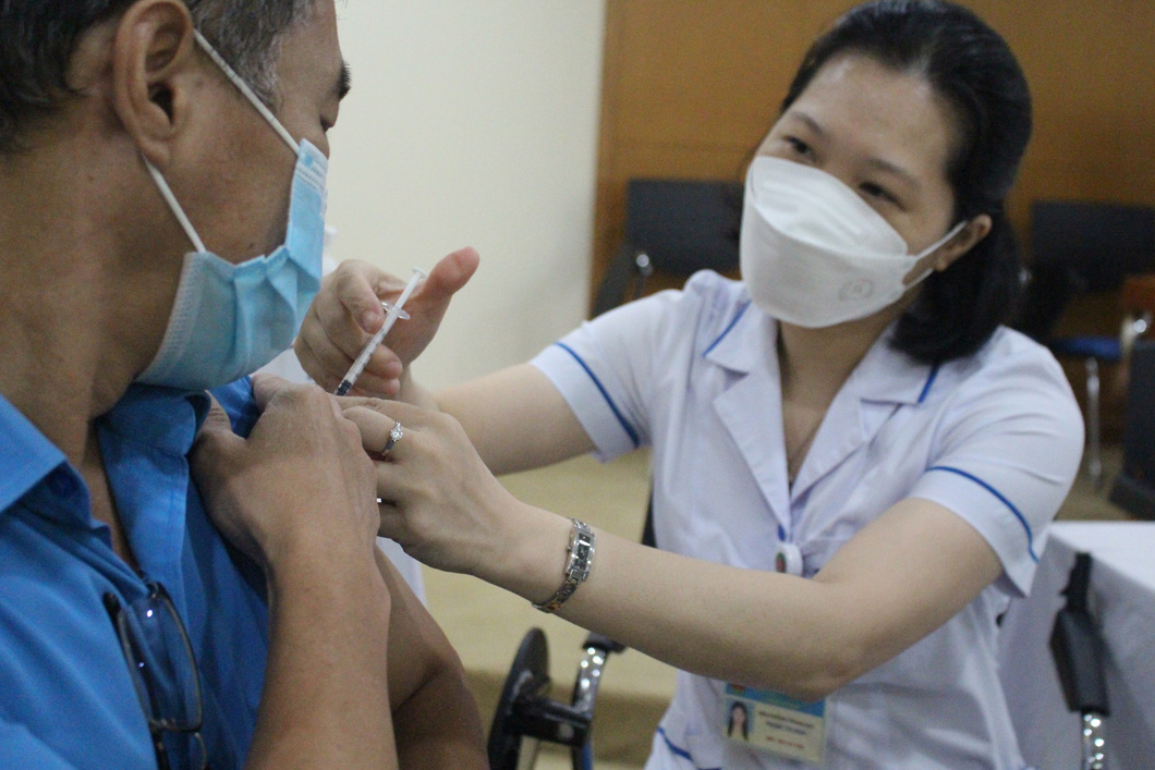 Tiêm vắc xin ngừa COVID-19 tại Hà Nội trước đây - Ảnh: NAM TRẦN