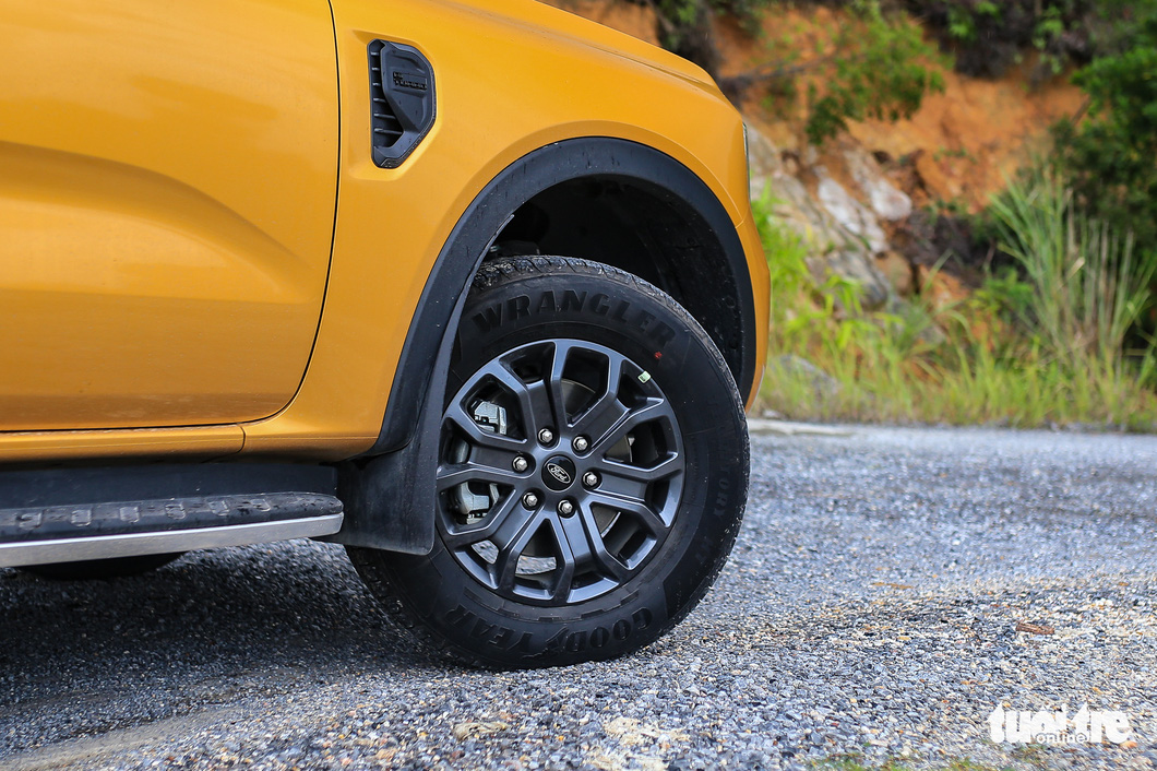 Đánh giá Ford Ranger Wildtrak 2023: Thu hẹp khác biệt với ‘xe con’ - Ảnh 12.