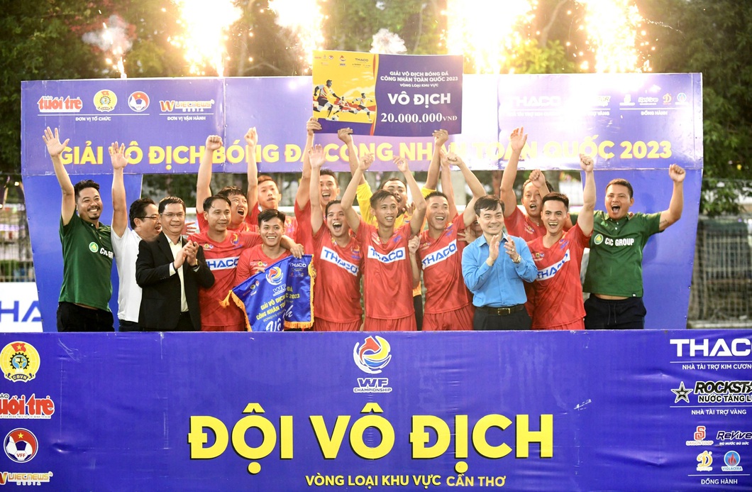 Công đoàn Kiên Giang ăn mừng ngôi vô địch - Ảnh: QUANG ĐỊNH