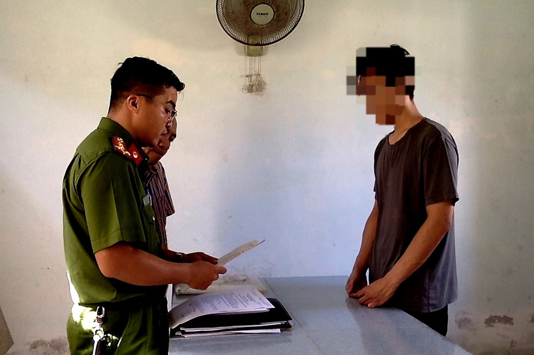 Ngày 2-10, Cơ quan cảnh sát điều tra Công an Đà Nẵng khởi tố bị can, bắt tạm giam N.T. (22 tuổi, quốc tịch Thái Lan) để điều tra về hành vi buôn lậu. Đây là nghi phạm đã mang lậu 20 chiếc iPhone 15 vào Việt Nam