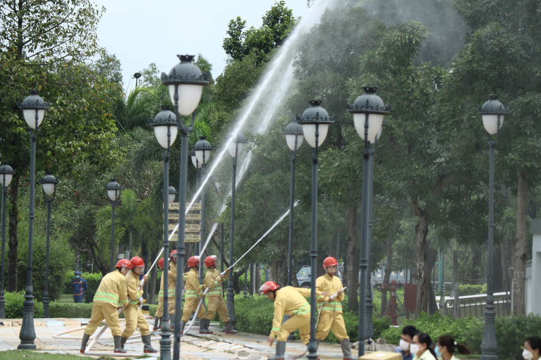 Lực lượng phòng cháy chữa cháy cơ sở nhanh chóng có mặt tại hiện trường vụ cháy - Ảnh: KHẮC HIẾU