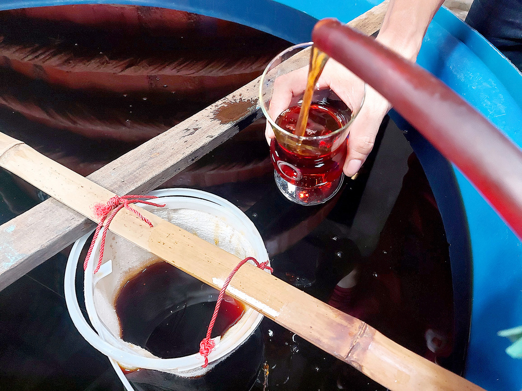 Được ủ chượp tự nhiên trong thùng gỗ với thời gian 12 - 15 tháng nên sản phẩm nước mắm truyền thống Phú Quốc luôn thơm ngon và có màu sắc đặc trưng - Ảnh: CHÍ CÔNG
