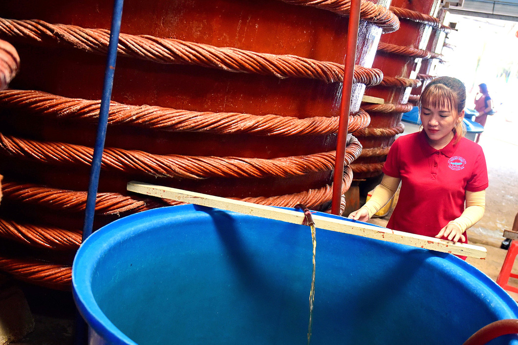 Nước mắm truyền thống Phú Quốc thơm ngon và có màu sắc đặc trưng do được ủ tự nhiên sau nhiều tháng - Ảnh: QUANG ĐỊNH