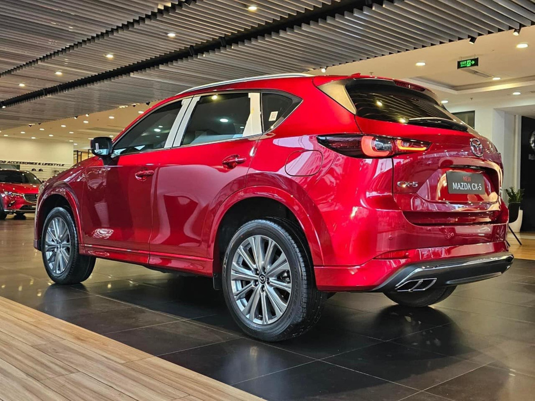 Mazda CX-5 đã trở thành mẫu xe bán chạy thứ 5 thị trường tháng 6, thứ 2 thị trường tháng 7 và nhất thị trường tháng 8. Đây là một sự lật ngược thế cờ ngoạn mục, khi CX-5 dù thường xuyên nằm trong top bán chạy nhưng chủ yếu nằm ở nửa dưới top - Ảnh: Đại lý Mazda/Facebook