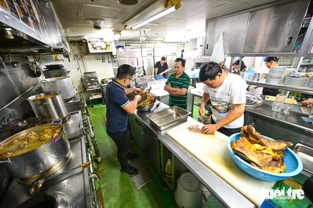 Chủ quán Sky Vietnam (Tokyo, Nhật) đã đóng cửa quán trong hai ngày, nhường gian bếp cho các đầu bếp đến từ Việt Nam chuẩn bị công tác nấu phở.