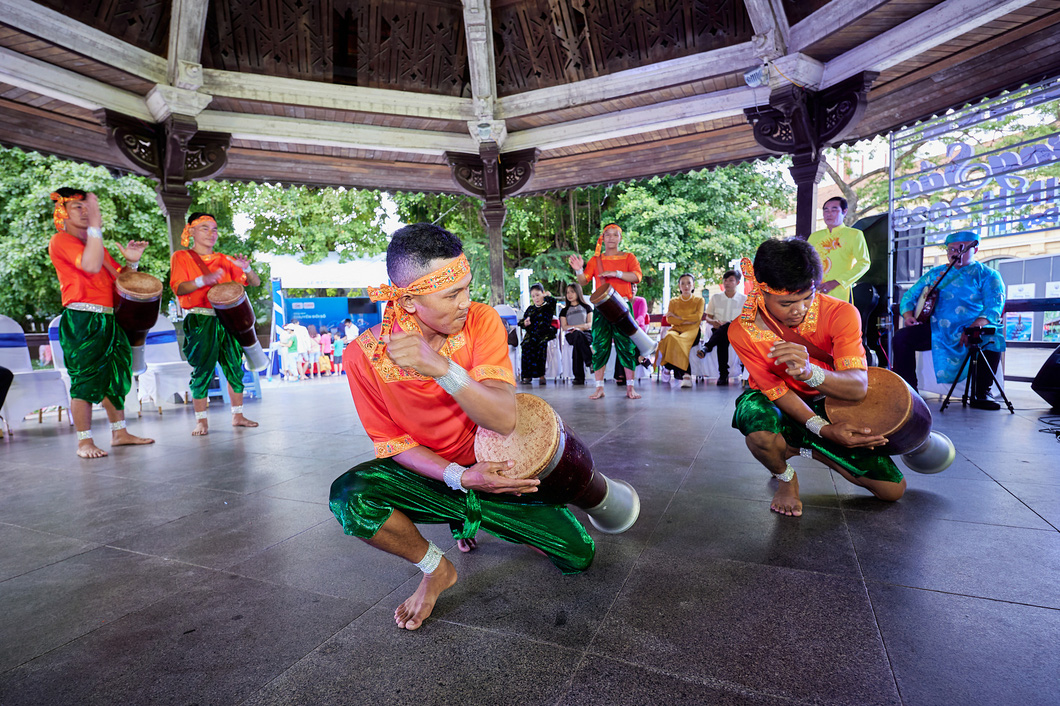 Thưởng thức điệu múa trống Chhay-dăm của người Khmer - Ảnh: MINH KHÁNH