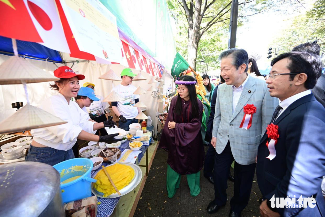 Ông Yamaguchi Natsuo, chủ tịch Đảng Công Minh Nhật Bản (giữa) và ông Trần Xuân Toàn, phó tổng biên tập báo Tuổi Trẻ (bìa phải) tham quan các gian hàng phở sau lễ khai mạc