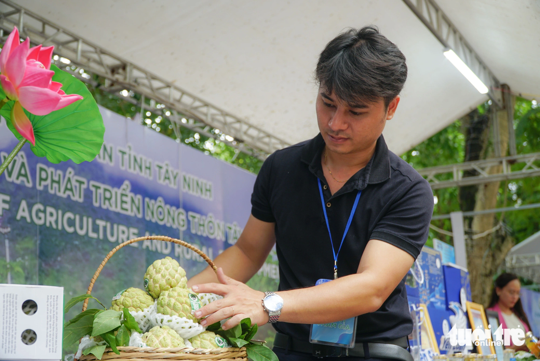 Nhiều sản vật, đặc sản địa phương được các doanh nghiệp mang đến  giới thiệu cho người dân, du khách trong Ngày Tây Ninh tại Hà Nội - Ảnh: NGUYỄN HIỀN