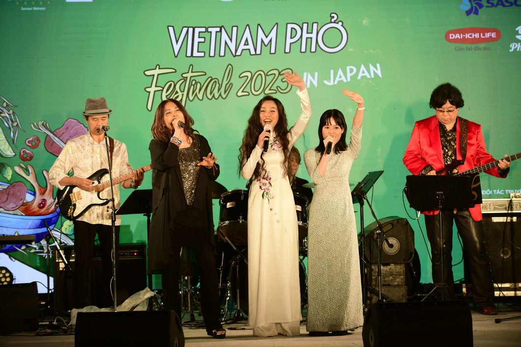 Hiền Thục và các ca sĩ hát "Xin chào Việt Nam" như một lời chào chia tay với những người yêu phở tại lễ hội