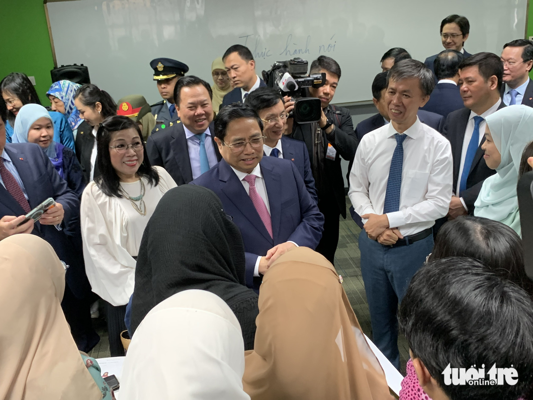 Thủ tướng nghe sinh viên Brunei nói tiếng Việt, ngẫu hứng chơi nhạc cụ địa phương - Ảnh 3.