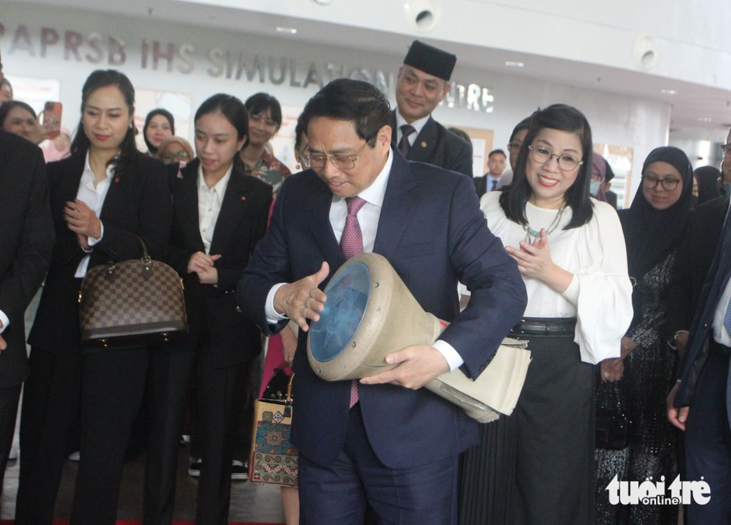 Thủ tướng nghe sinh viên Brunei nói tiếng Việt, ngẫu hứng chơi nhạc cụ địa phương - Ảnh 9.