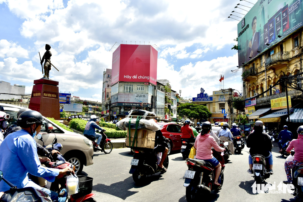 Bùng binh Phan Đình Phùng ở đầu đường Châu Văn Liêm giờ luôn đông đúc người xe Ảnh TRẦN TIẾN DŨNG