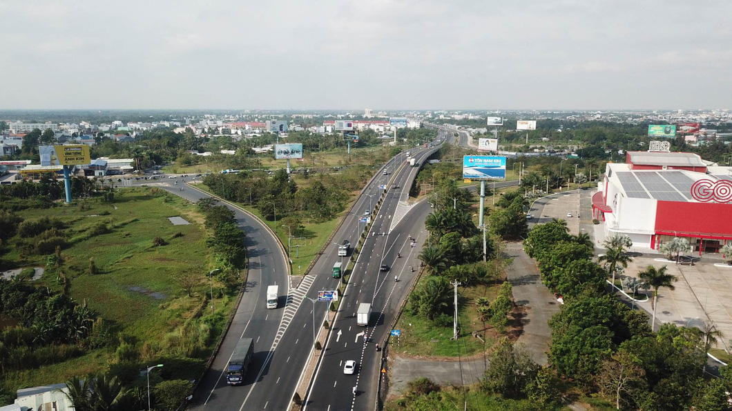Tuyến cao tốc Châu Đốc - Cần Thơ - Sóc Trăng sẽ qua địa bàn TP Cần Thơ hơn 37km. Trong ảnh: Quốc lộ 1 sẽ được chia sẻ áp lực giao thông khi các tuyến cao tốc sắp hình thành - Ảnh: CHÍ QUỐC