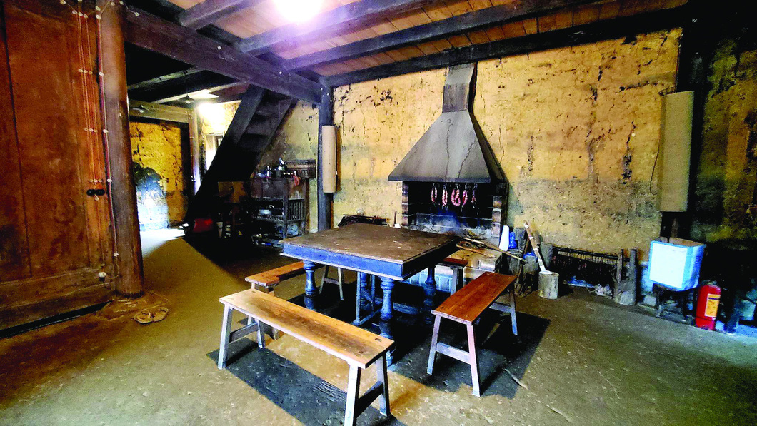 Phòng khách chính với bếp lửa, nguyên gốc là phòng thờ cúng và phòng tụ họp gia đình của người Mông.