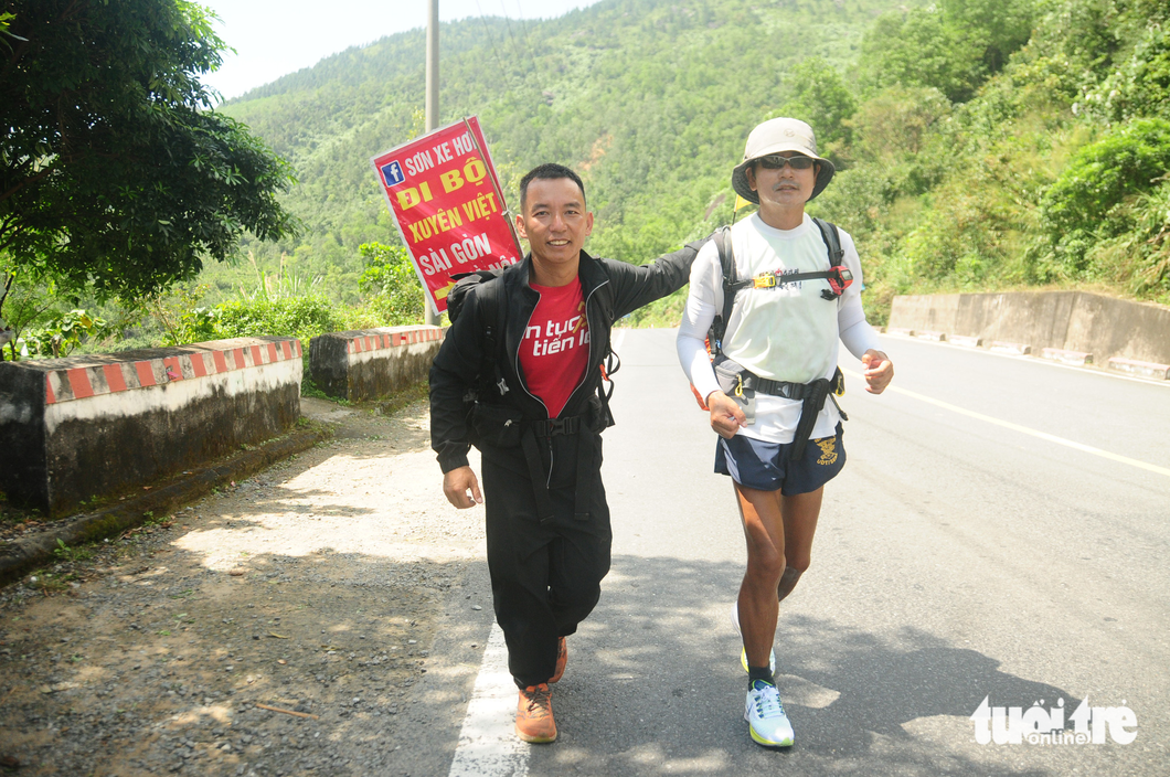 Gặp nhau trên đường chạy bộ xuyên Việt truyền cảm hứng rèn luyện cơ thể - Ảnh 1.