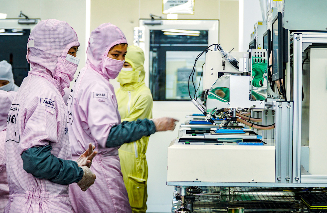 Công nhân Công ty Sungwoo Vina, KCN Thuận Thành 3 (Bắc Ninh) sản xuất đơn đặt hàng của Samsung trong phòng sạch - Ảnh: N.HIỀN