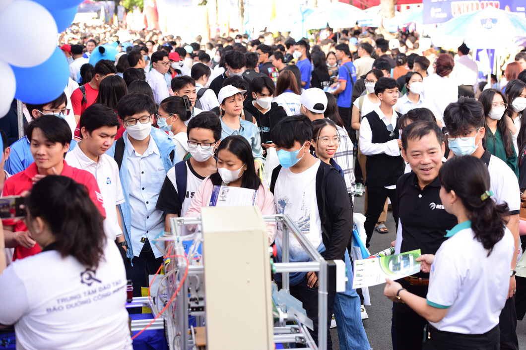 Các gian tư vấn thu hút sự quan tâm của đông đảo các học sinh - Ảnh: DUYÊN PHAN