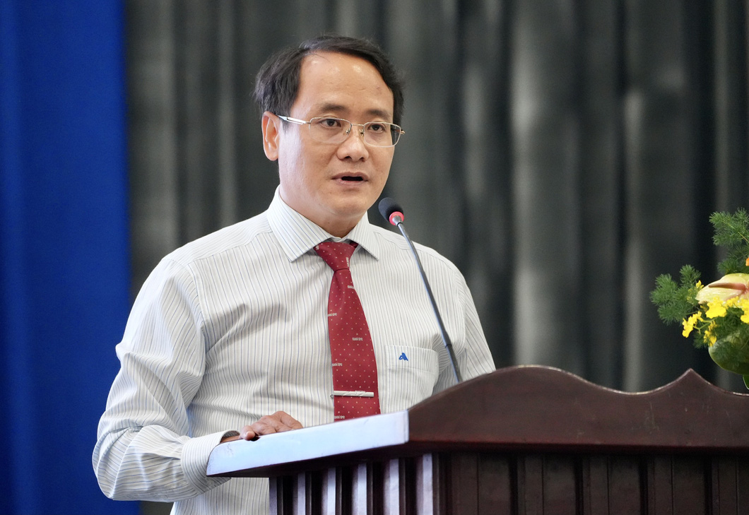 Ông Nguyễn Hoàng Nguyên - phó tổng biên tập báo Tuổi Trẻ, phát biểu tại lễ khai mạc Ngày hội tư vấn tuyển sinh - hướng nghiệp 2023 tại TP.HCM - Ảnh: HỮU HẠNH