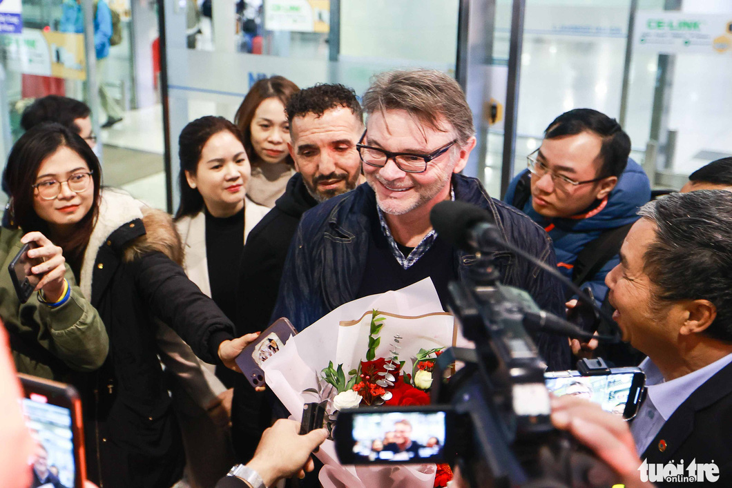 HLV Philippe Troussier chia sẻ với truyền thông Việt Nam về cảm xúc của mình khi được quay trở lại Việt Nam với cương vị mới - Ảnh: NGUYỄN KHÁNH