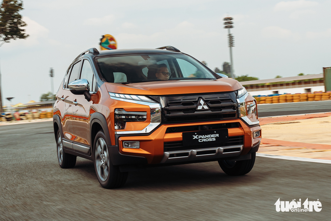 Mitsubishi Xpander Cross 2023 ra mắt Việt Nam: Giá từ 698 triệu đồng, tặng luôn lạc để hút khách - Ảnh 1.