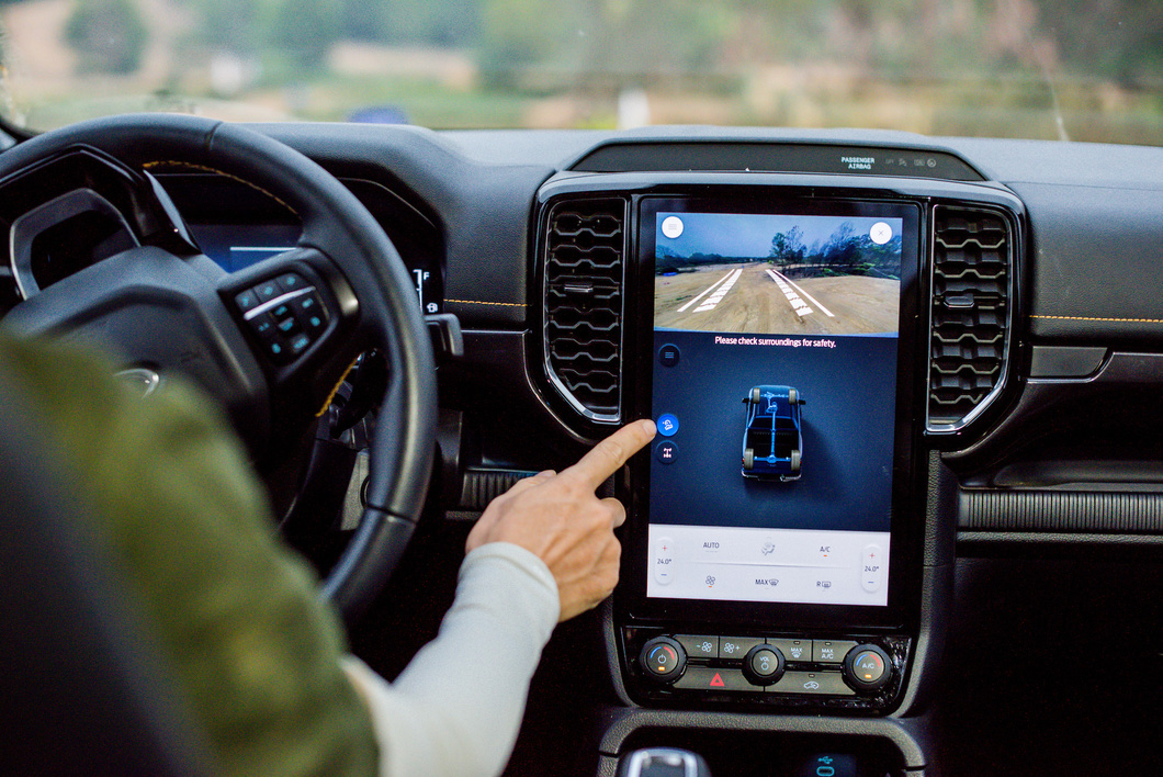 Công nghệ trên ô tô thừa thãi khi đi phố nhưng cần thiết khi vào địa hình - Ảnh 2.