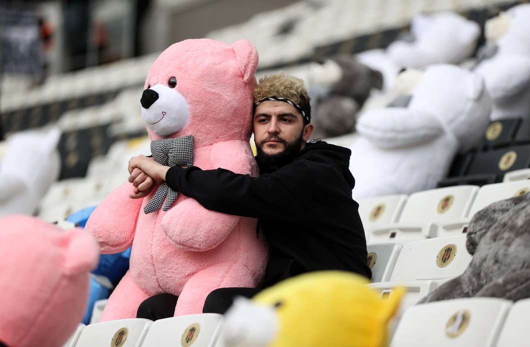Mưa gấu bông trong trận đấu ở Thổ Nhĩ Kỳ - Ảnh 2.