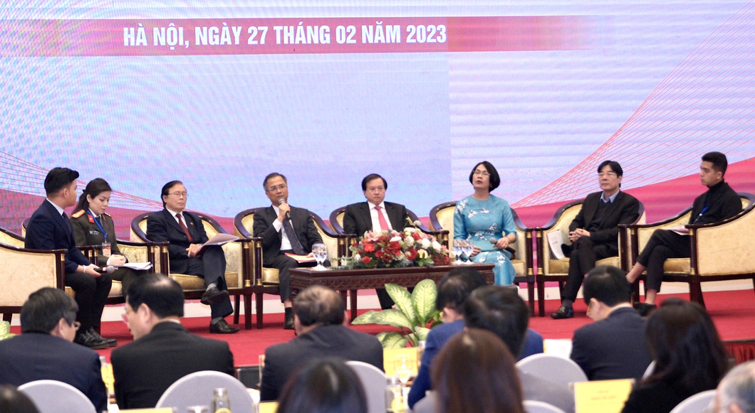 Các đại biểu thảo luận về việc vận dụng linh hoạt Đề cương về văn hóa Việt Nam - Ảnh: NAM TRẦN