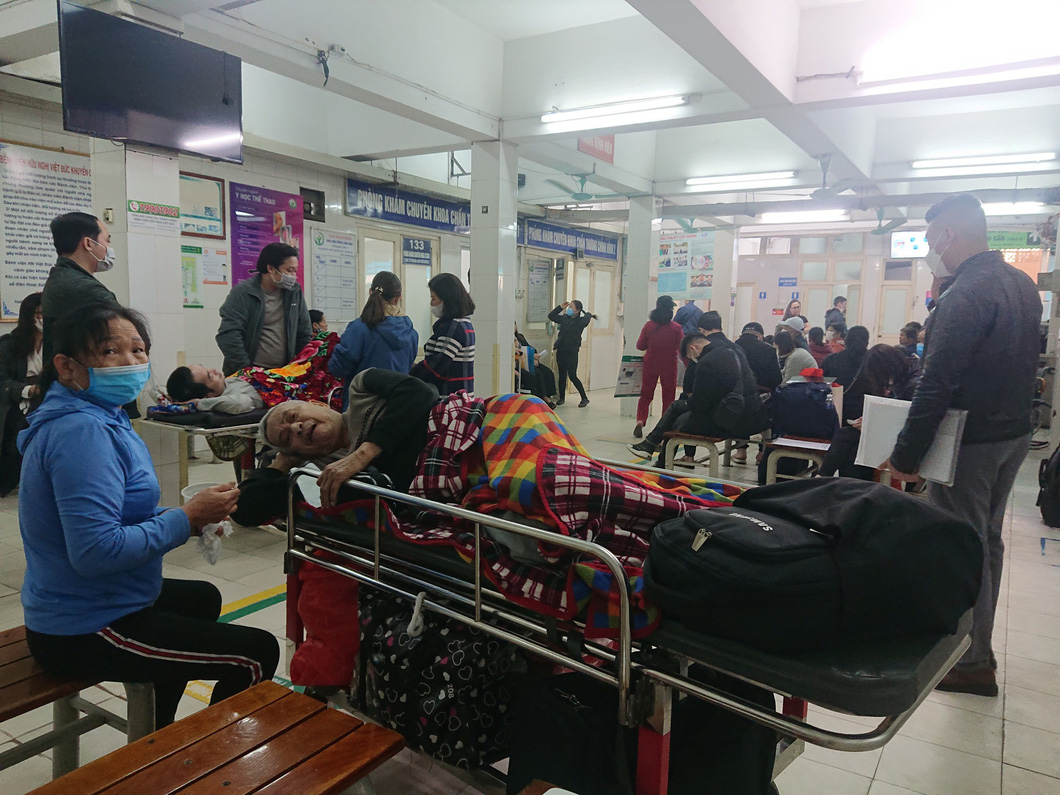 Tại khoa khám bệnh, Bệnh viện Việt Đức chật kín bệnh nhân chờ đợi - Ảnh: D.LIỄU
