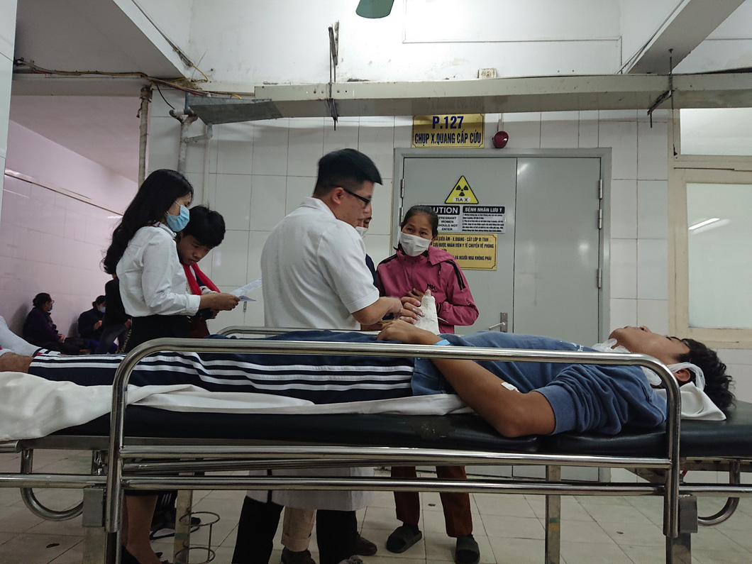 Bệnh nhân chờ đợi tại khu vực chụp X-Quang cấp cứu - Ảnh: D.LIỄU