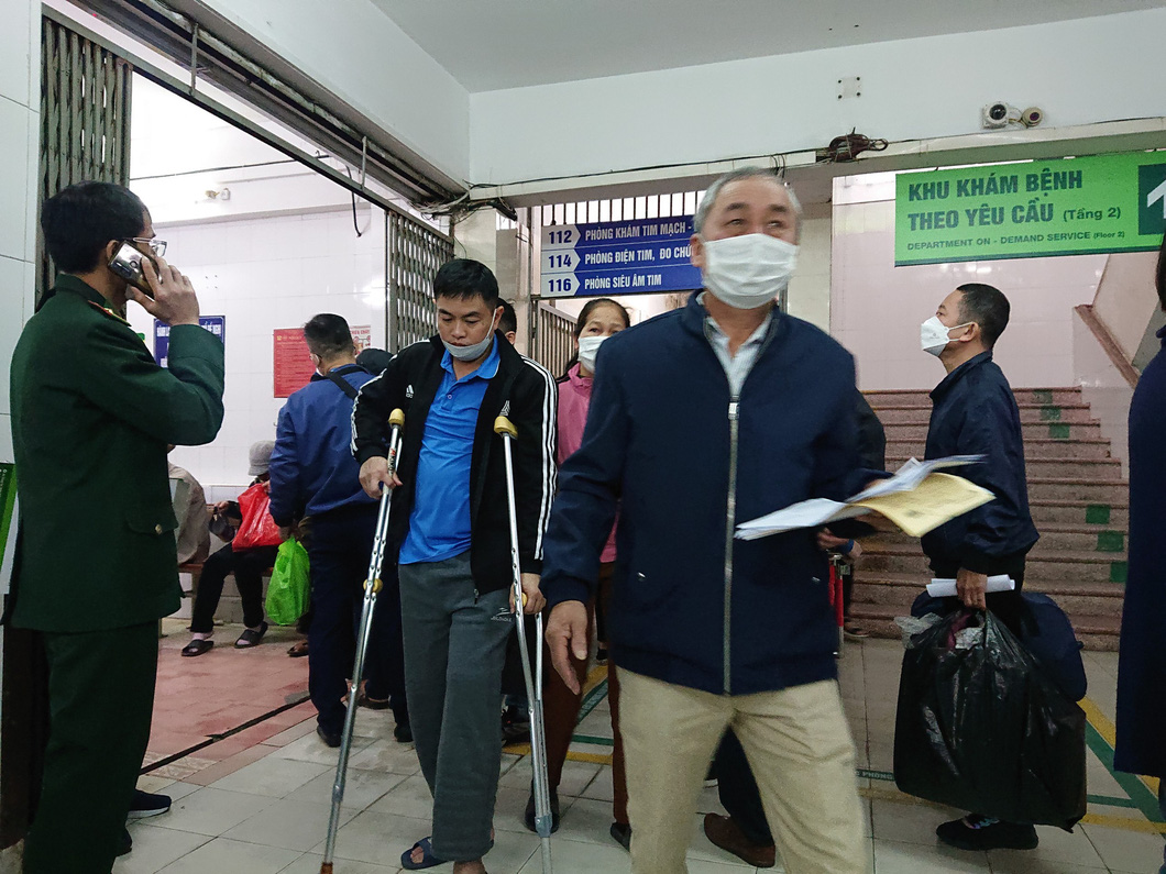 Cảnh đông đúc tại khoa khám bệnh, Bệnh viện Việt Đức - Ảnh: D.LIỄU