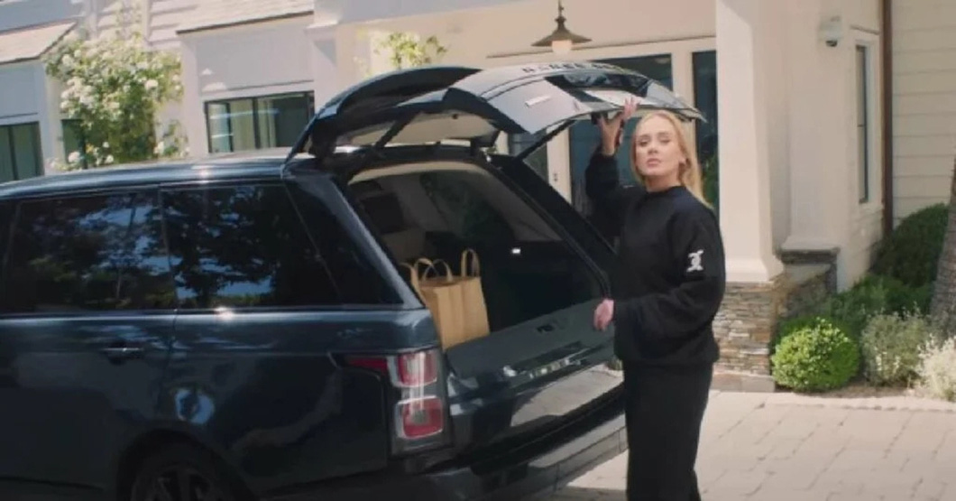 Bộ sưu tập xe khủng của Adele: Toàn xe sang, chiếc nào cũng tiền tỉ - Ảnh 2.