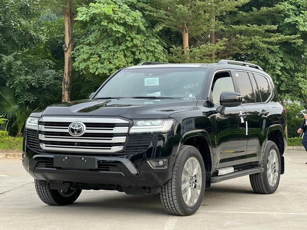 Toyota Land Cruiser 2023 âm thầm xuất hiện tại Việt Nam và có giá hơn 1 tỷ đồng - ảnh 2