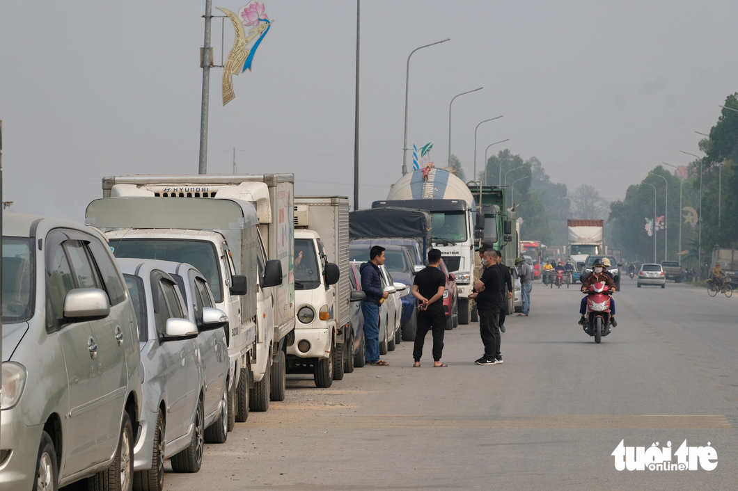 Hàng xe nối dài hơn 2km trước Trung tâm đăng kiểm phương tiện giao thông vận tải 99.02S (xã Tam Sơn, TP Từ Sơn, Bắc Ninh) - Ảnh: NGUYÊN BẢO