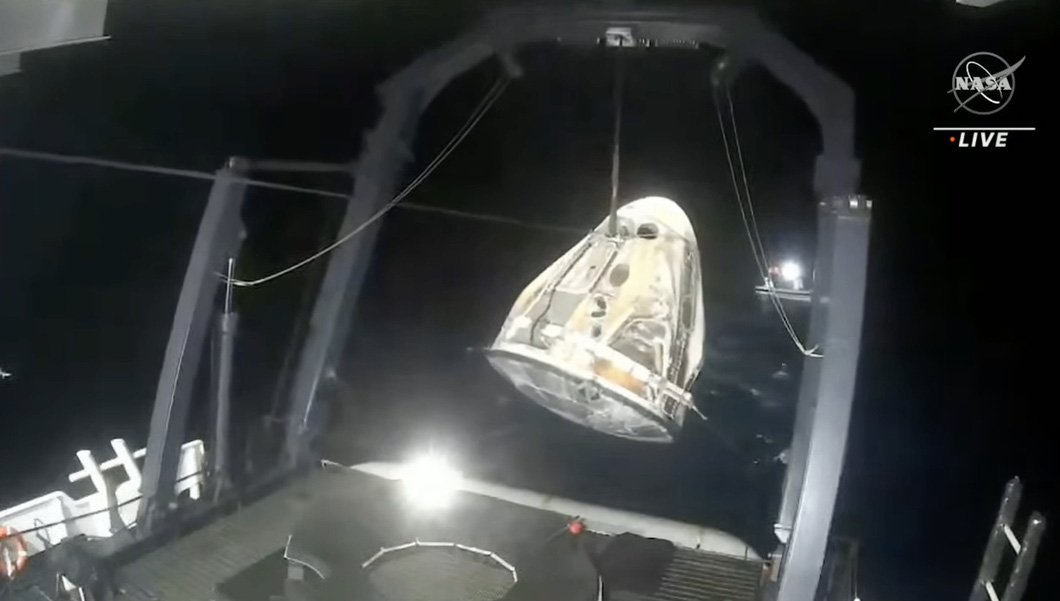 Tàu vũ trụ của tỉ phú Elon Musk đưa phi hành gia Mỹ, Nga về Trái đất an toàn - Ảnh 5.